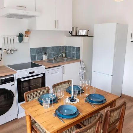 La Biggy - Sleep In Apartment